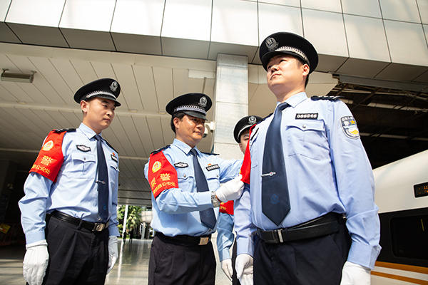 上海铁警乘警支队举行红袖标佩戴仪式 加强一线执勤标志管理